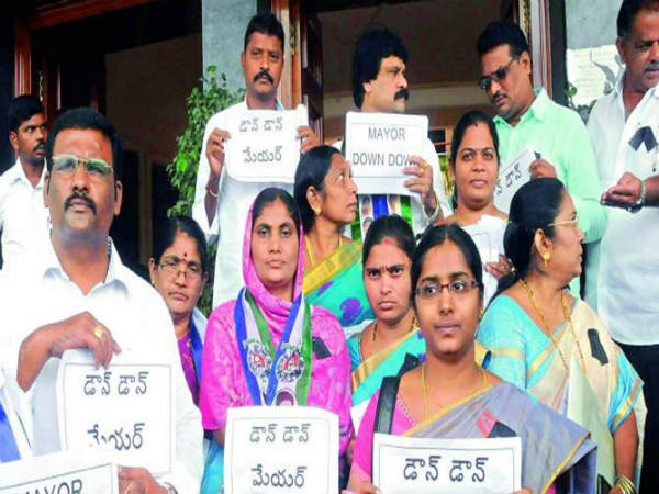 Tensions in Vijayawada: YSR Congress...Congress Protests Tensions in Vijayawada: YSR Congress...Congress Protests