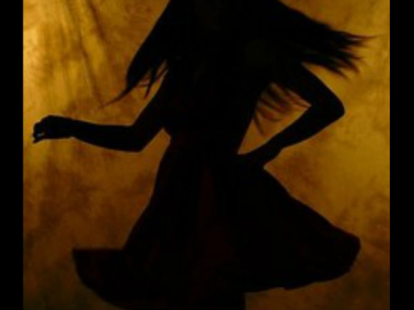 పాటలు పాడుతుండగా షాక్..: