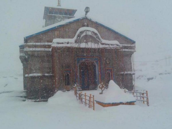 Pilgrim dies of heart attack, hundreds stranded after snowfall in Badrinath, Kedarnath shrines Pilgrim dies of heart attack, hundreds stranded after snowfall in Badrinath, Kedarnath shrines
