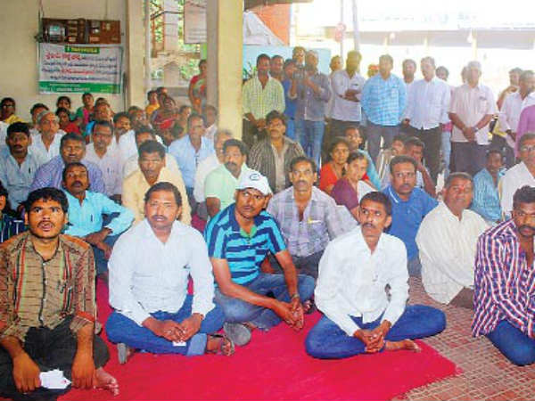 నేతలపై...బాధితుల మండిపాటు