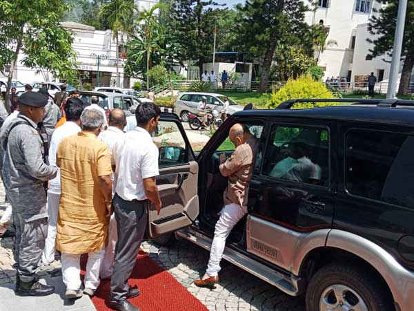 నేను ఖండించాను, అధికారులకు హెచ్చరిక