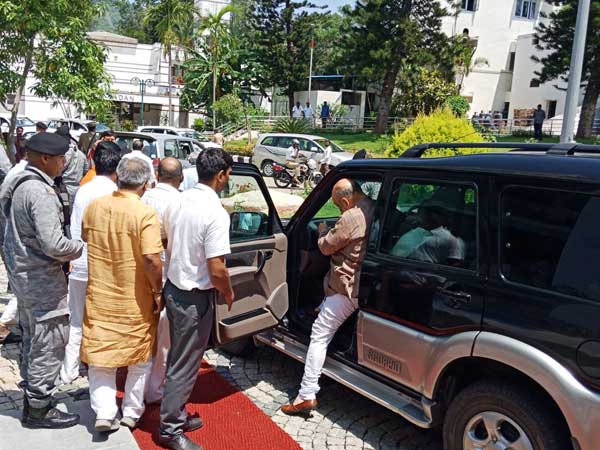 మీరు వాహనాలపై దాడి చేసే రౌడీలా?