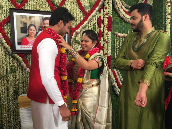 స్నేహితులు, కుటుంబ సభ్యుల మధ్యే నిశ్చితార్థం