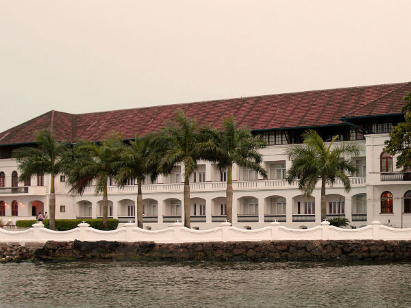 Karnataka Congress and JDS MLAs headed towards Brunton Boatyard, a 7 star hotel in Kochi Karnataka Congress and JDS MLAs headed towards Brunton Boatyard, a 7 star hotel in Kochi