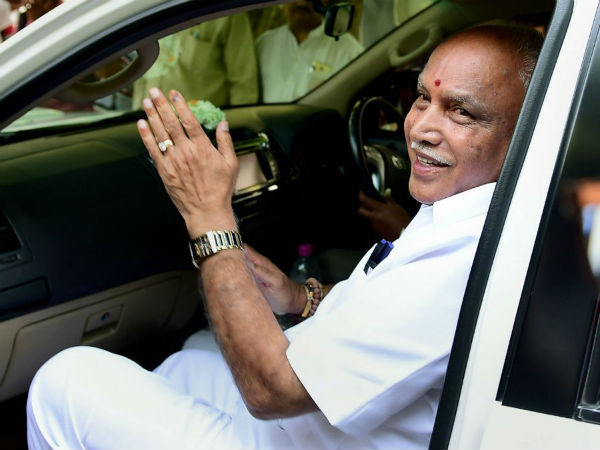 లైవ్-హైదరాబాద్‌కు కర్ణాటక డ్రామా: బీజేపీకి షాక్, రేపు సాయంత్రం 4.గం.లకు ఫ్లోర్ టెస్ట్