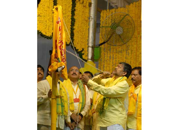 కేసుల పార్టీతో ముందుకు వెళ్తున్నారు