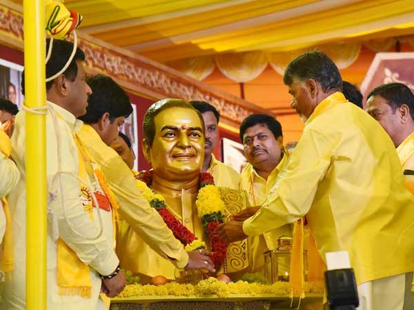 ఓ వైపు జగన్, మరోవైపు పవన్ కళ్యాణ్ ఎందుకు తిడుతున్నారో అర్థం కావట్లేదు