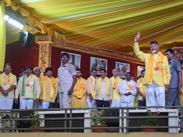 న్యాయం చేయమంటే కుట్రలు చేస్తారా?