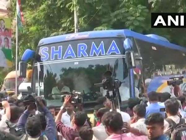 ఫోన్లు తీసుకోకుండానే కట్టడి..