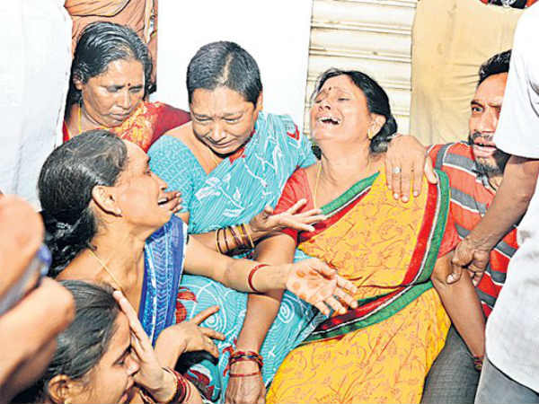 తన గది పైకి వెళ్లి దాక్కున్నాడు