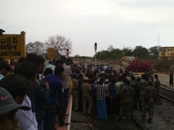 17 బృందాలతో గాలింపు