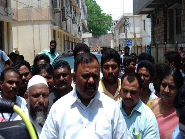 జిల్లా అధికారుల,నేతల...పరామర్శ