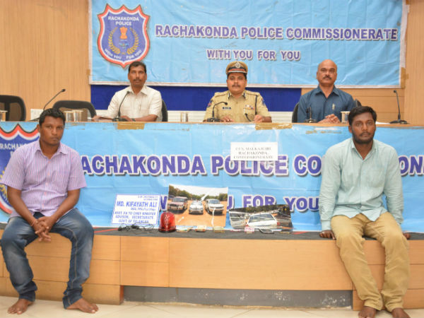 ఇంటి ముందు బోర్డు, బుగ్గ కారు