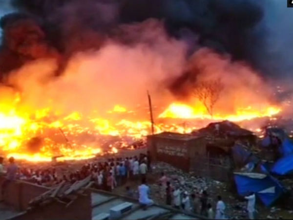Massive fire guts nearly 200 houses in Meerut slums Massive fire guts nearly 200 houses in Meerut slums