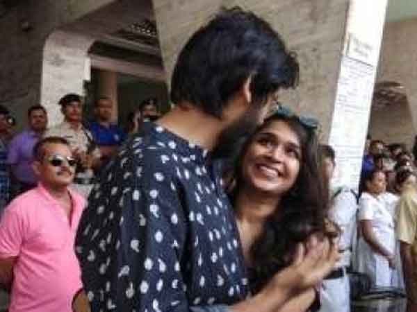 #HokAlingon: Youth hug to protest against Kolkata Metro moral policing #HokAlingon: Youth hug to protest against Kolkata Metro moral policing