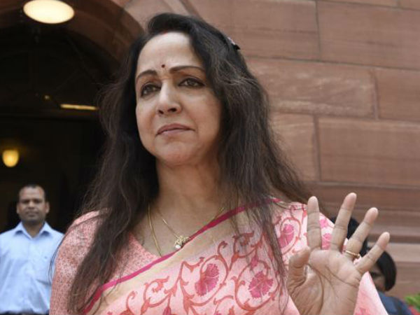 Hema Malini has a narrow escape as tree falls in front of her convoy in Mathura Hema Malini has a narrow escape as tree falls in front of her convoy in Mathura
