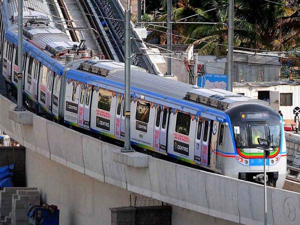 Advertisement flexi falls on electric wires, Metro halted for 30 minutes Advertisement flexi falls on electric wires, Metro halted for 30 minutes