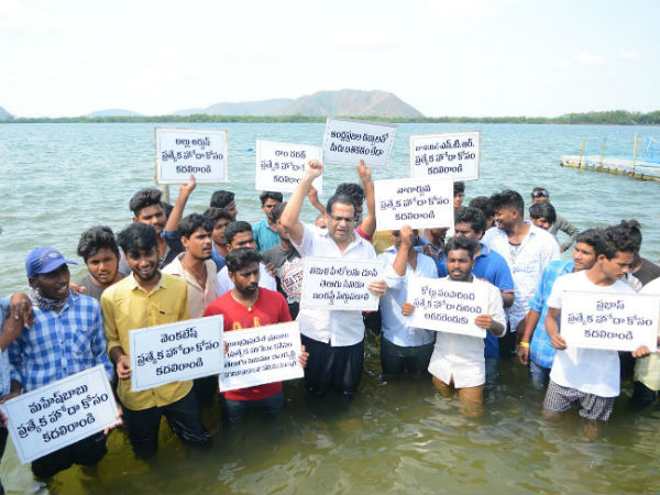 సొంత అజెండాతో రాజకీయ పార్టీలు
