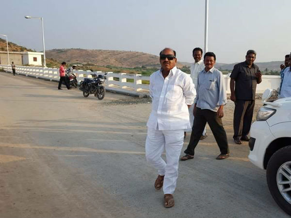 ysrcp leaders slams jc diwakar reddy for targeting ys family ysrcp leaders slams jc diwakar reddy for targeting ys family
