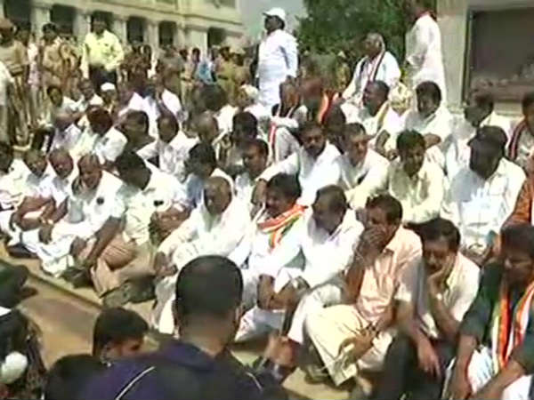 Congress leaders holds protest dharna at Mahatma gandhi statue in Vidhanasabha Congress leaders holds protest dharna at Mahatma gandhi statue in Vidhanasabha