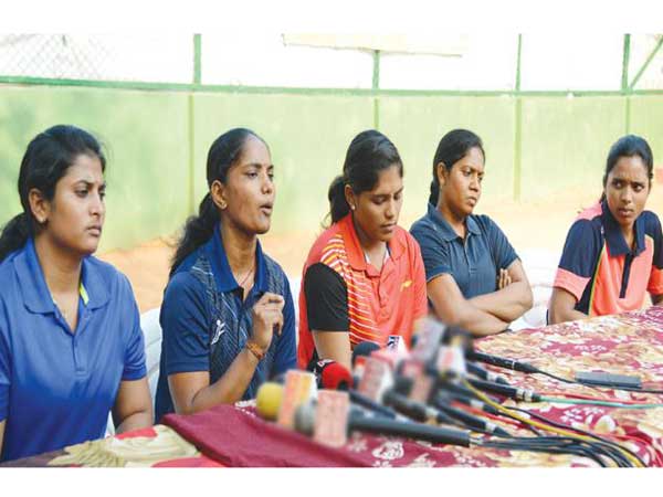 లక్షలు ఇవ్వు...నీకిస్తే నాకేంటి లాభం...