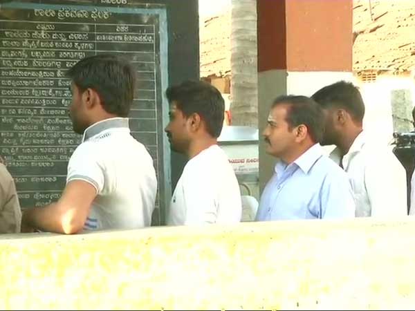 పోలీసులు ఎంట్రీ