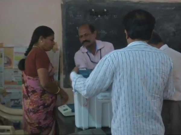 ఎమ్మెల్యే కోసం పోలింగ్ నిలిపేశారు