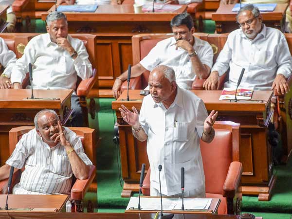 కర్ణాటకలో ఎవరూ పూర్తి కాలం పదవిలే లేరు