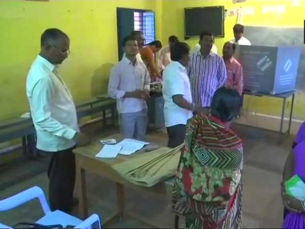 karnataka polling day, reports of faulty machines in several booths karnataka polling day, reports of faulty machines in several booths