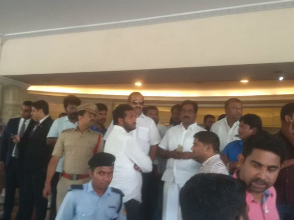 Congress, JD(s) Mlas plans to move Karnatakana from Hyderabad Congress, JD(s) Mlas plans to move Karnatakana from Hyderabad