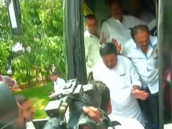 Telangana congress MLA Vamshi Chand Reddy Welcomes Karnataka mlas Telangana congress MLA Vamshi Chand Reddy Welcomes Karnataka mlas