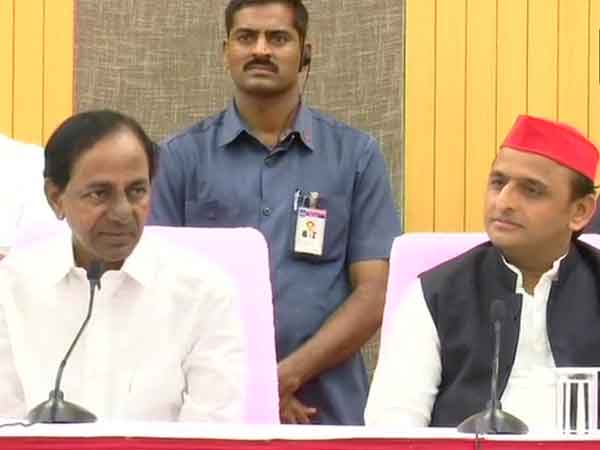 అఖిలేష్, నేను రోజు ఫోన్లో మాట్లాడుకున్నాం