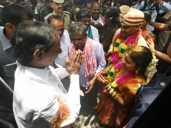 పెళ్లిని గమనించి కారు దిగిన కేసీఆర్..