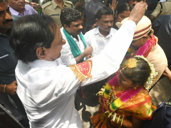 ఆశీర్వదించిన కేసీఆర్..