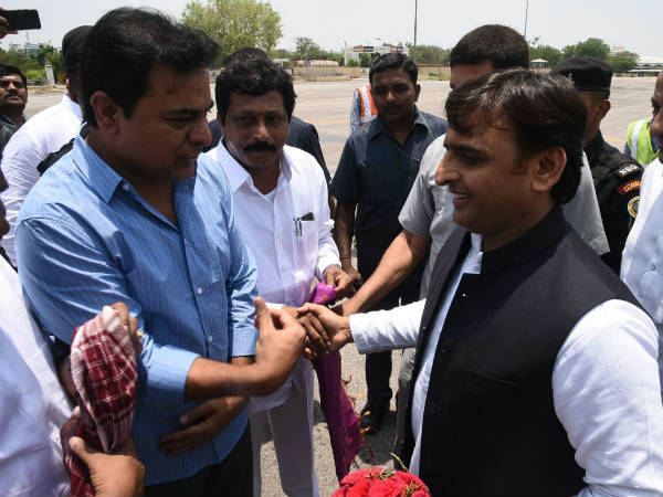 Former UP CM Akhilesh reaches Hyderabad Former UP CM Akhilesh reaches Hyderabad