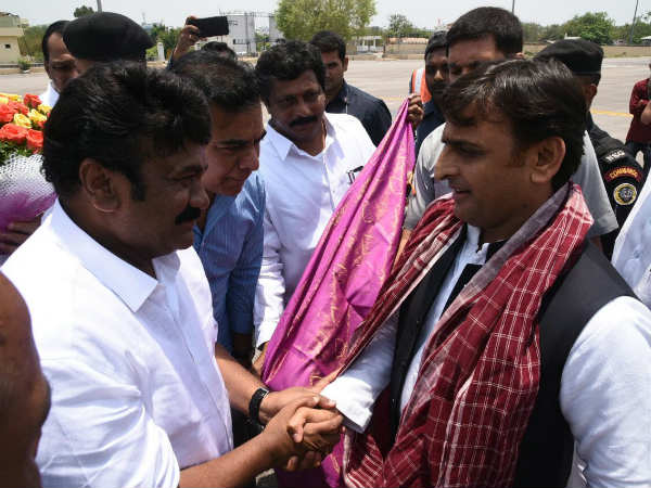 Former UP CM Akhilesh reaches Hyderabad Former UP CM Akhilesh reaches Hyderabad