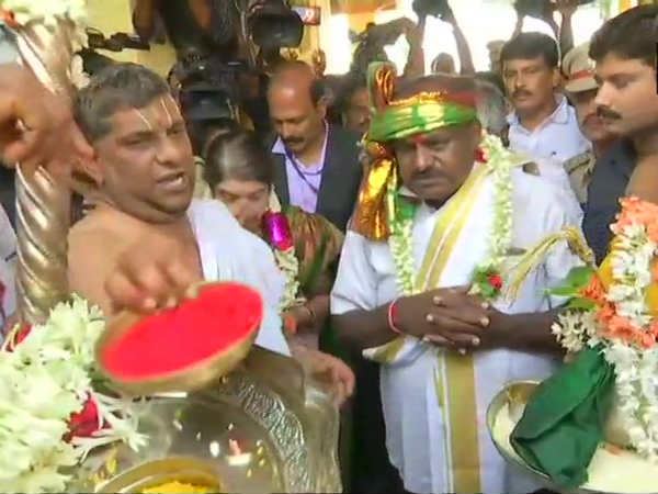 Jd(s) leader Kumaraswamy offered prayers at lakshmi narasimha swamy temple Jd(s) leader Kumaraswamy offered prayers at lakshmi narasimha swamy temple