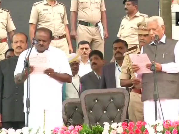 చంద్రబాబు-దేవేగౌడలు ఆప్యాయంగా