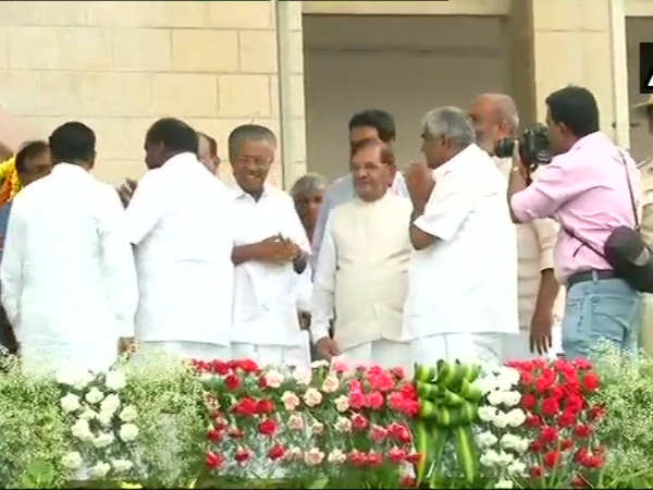 రాహుల్ గాంధీ రాక, పక్కకు జరిగిన చంద్రబాబు
