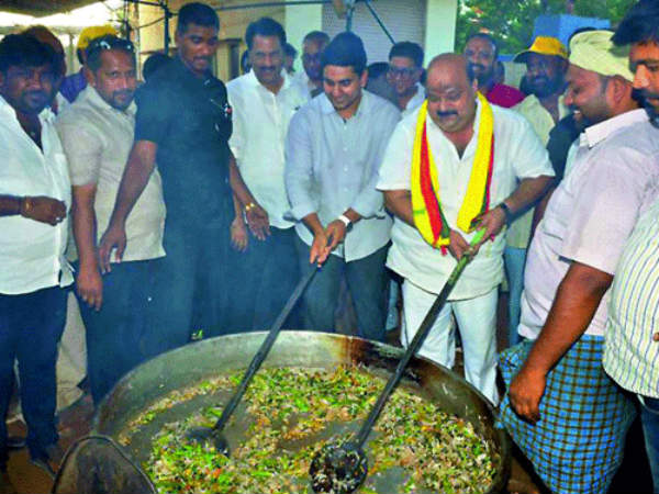 మంత్రుల పర్యవేక్షణ...మహా రద్దీ
