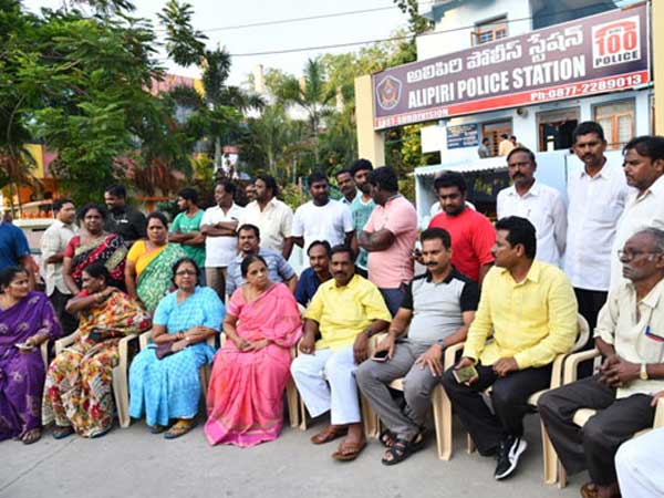 TDP leaders protest in front of Alipiri PS TDP leaders protest in front of Alipiri PS