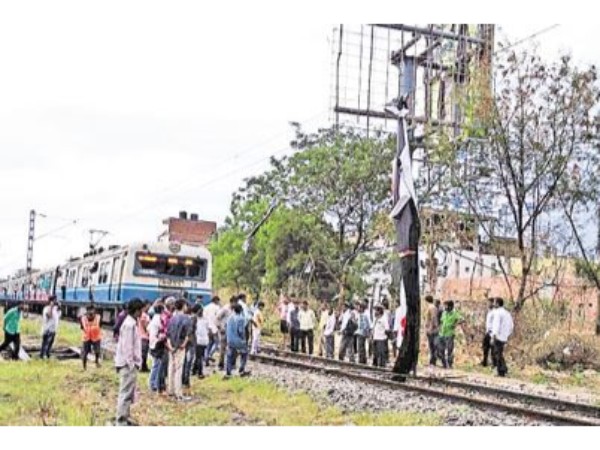A flexi fell down on electric wires; MMTS Rail stopped A flexi fell down on electric wires; MMTS Rail stopped