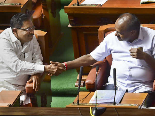సీఎంకు చేతకాదు