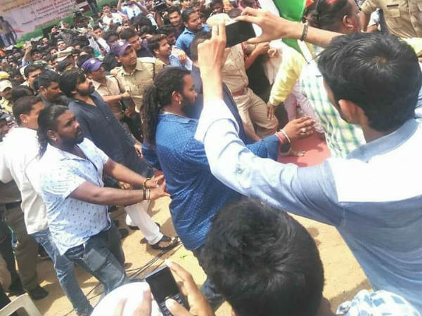 ఒక్కసారిగా పవన్ వద్దకు అభిమానులు