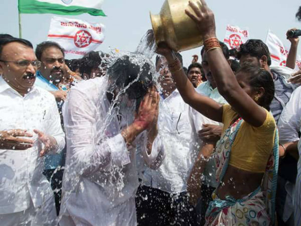 శ్రీకాకుళం జిల్లాలో గంగ స్నానం చేస్తున్న పవన్ కళ్యాణ్