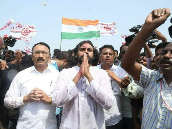 ముందు నుంచి కౌగిలించుకుని..