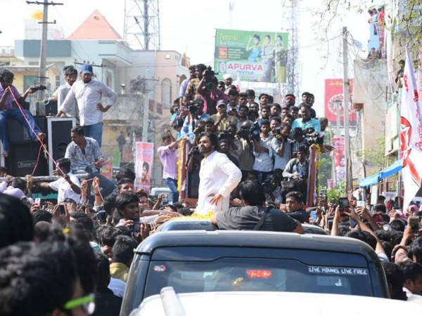 అభిమాని ఒక్కసారిగా.. తూలిపడ్డ పవన్