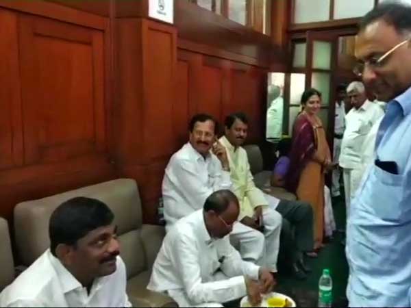 Congress DK Shivakumar seen receiving missing MLA Pratap Gowda Patil Congress DK Shivakumar seen receiving missing MLA Pratap Gowda Patil
