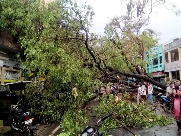 సీఎం నివాసం వద్ద కూలిన శిబిరాలు