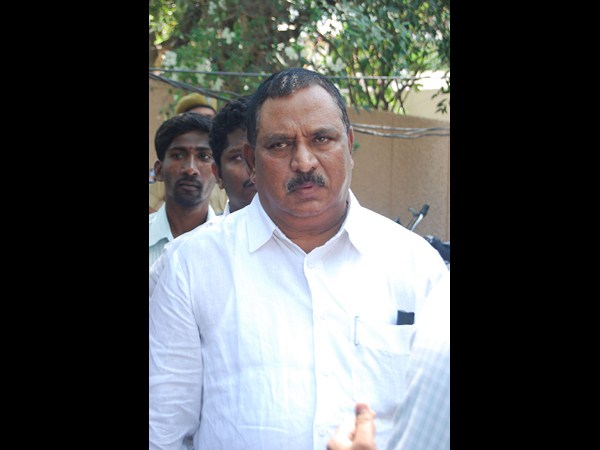 chinna rajappa convoy stopped by Dachepalli villagers chinna rajappa convoy stopped by Dachepalli villagers